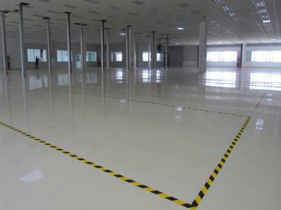 環(huán)氧地坪地下停車(chē)場(chǎng)的施工現(xiàn)場(chǎng)